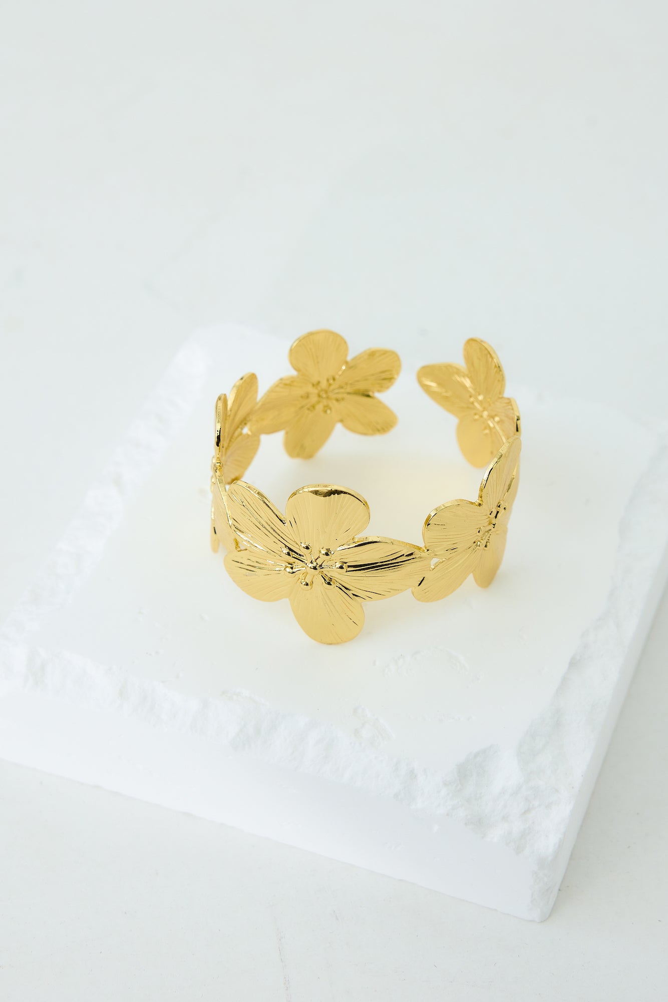Petal Kisses Cuff Bracelet Gold