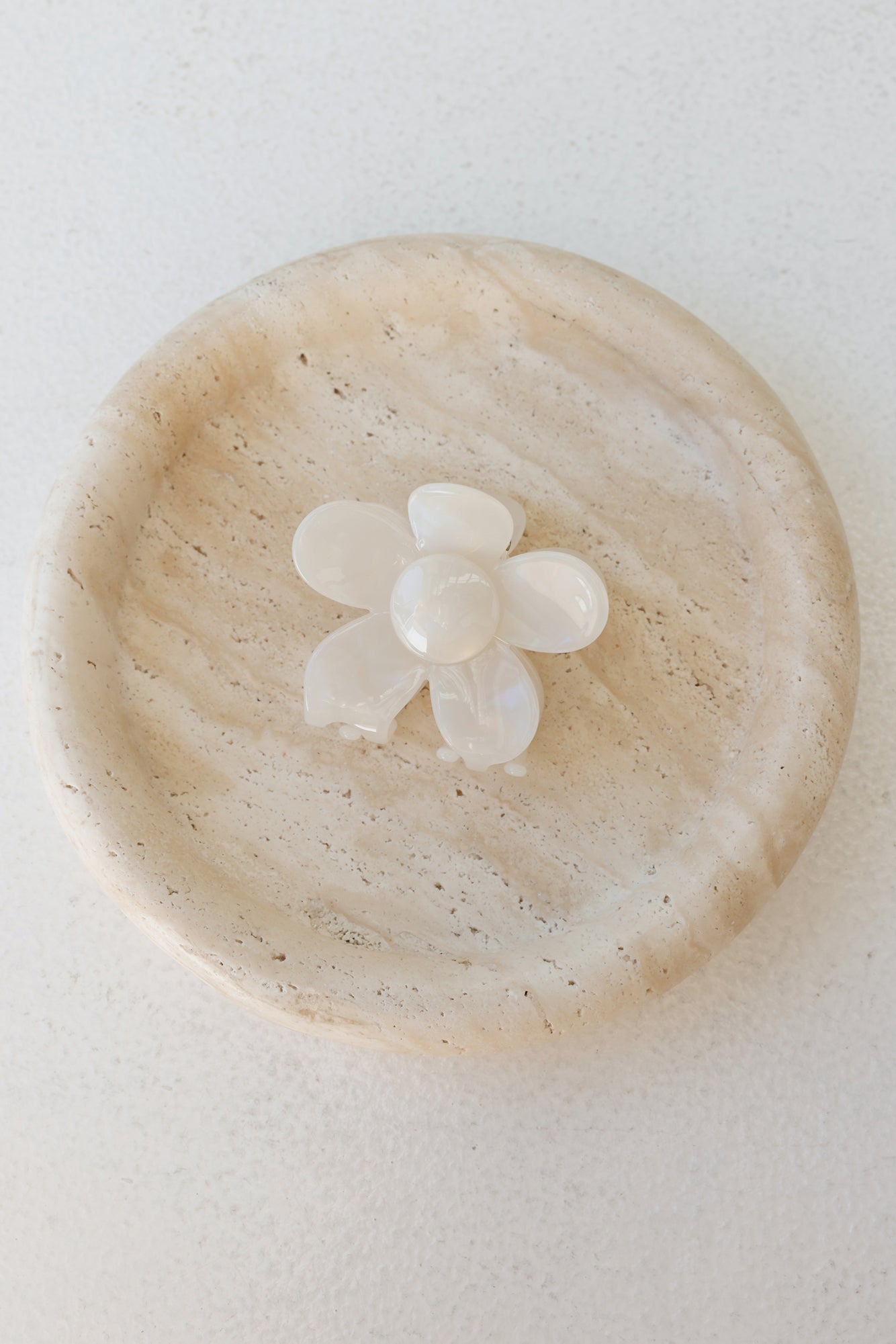 Petal Grip Claw Clip White